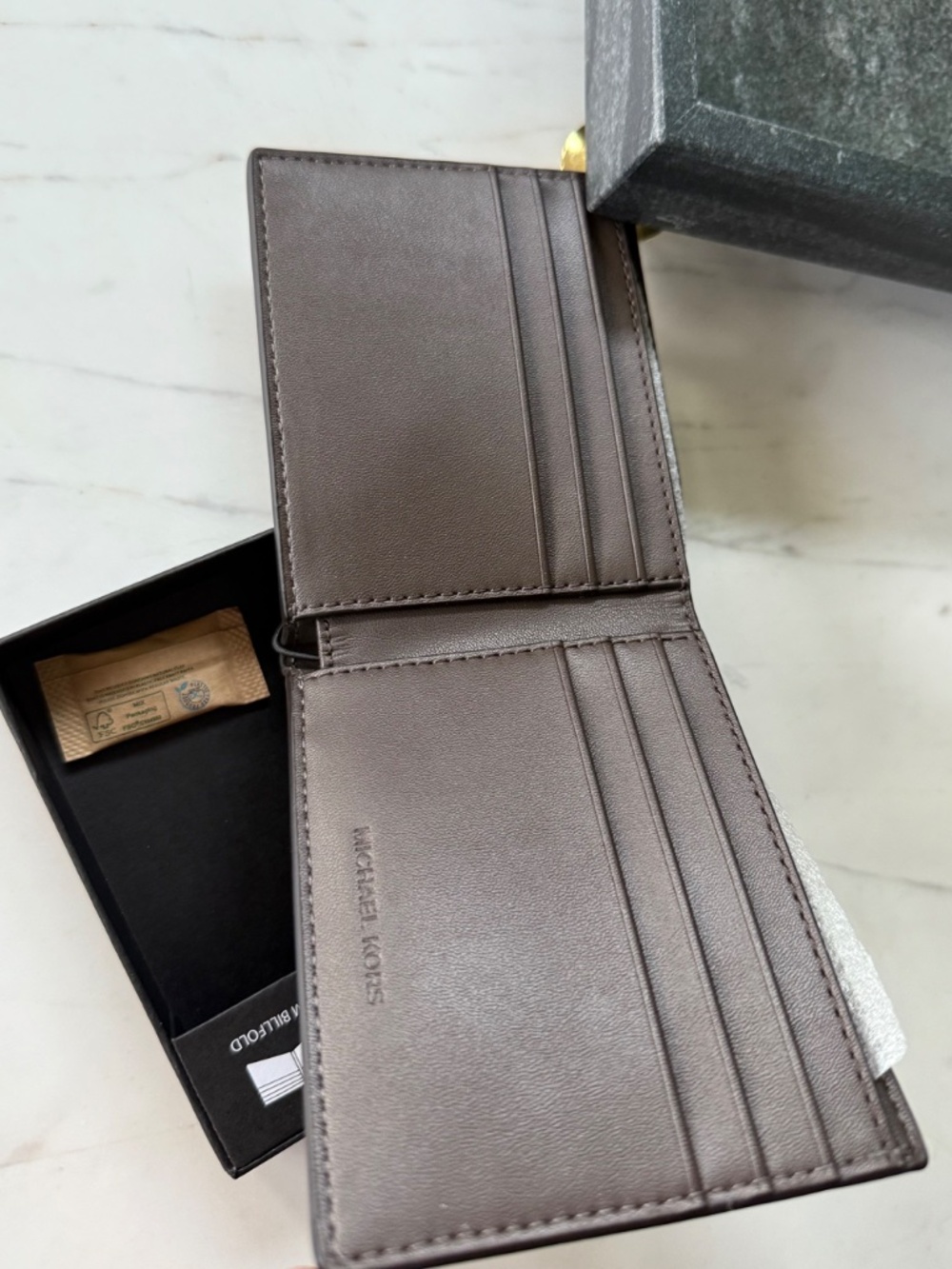 New Michael Kors Logo Slim Billfold Wallet - Picture 5 of 14